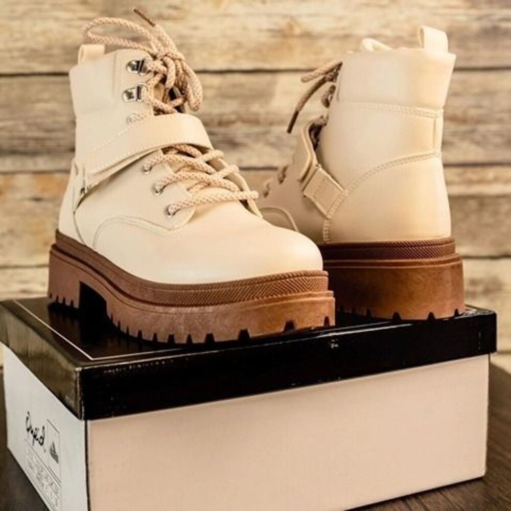 QUPID CREAM LACE UP BOOT